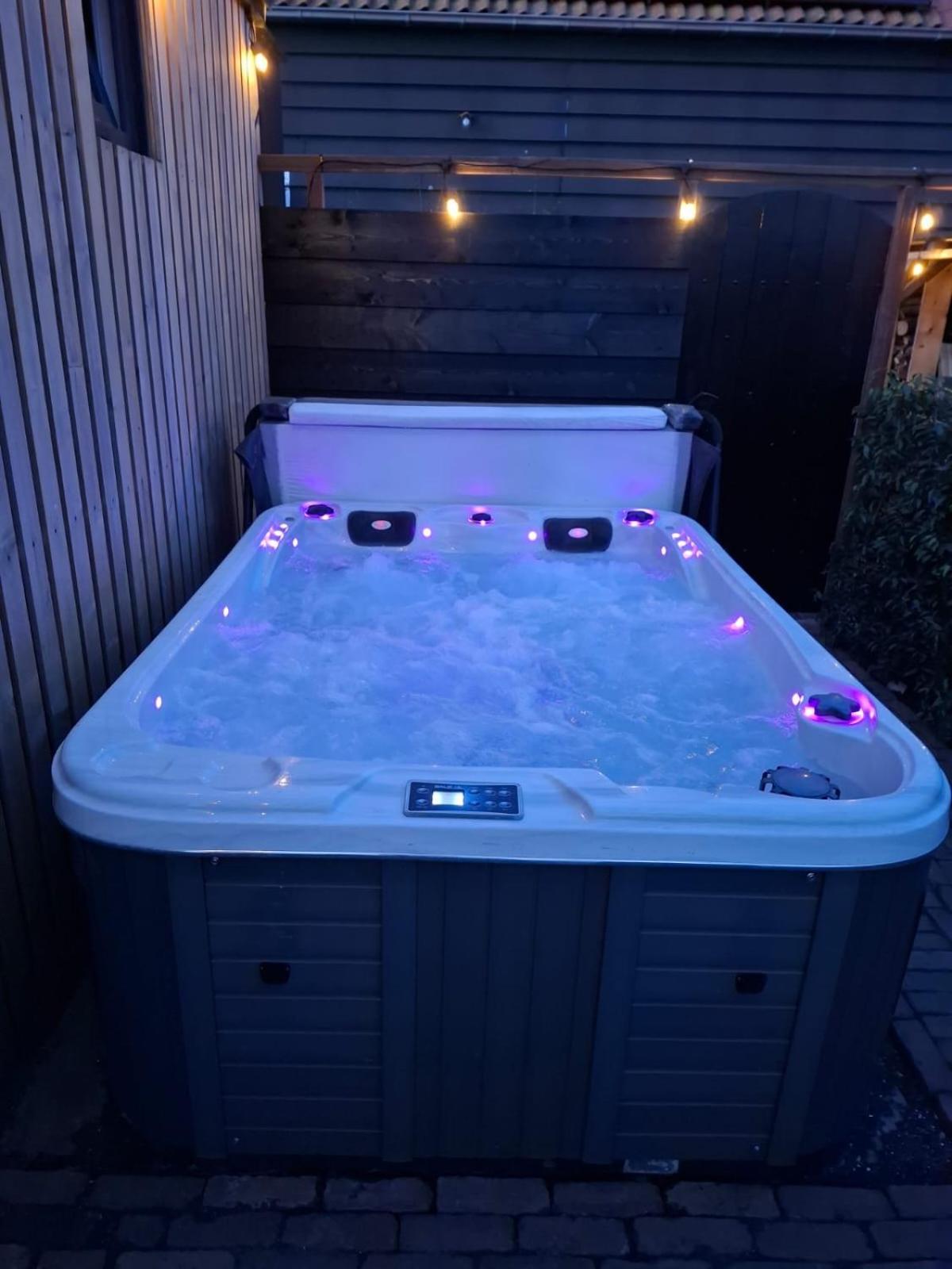 Luxe Tiny House Incl Jacuzzi En Strandhuisje In Zomerseizoen Meliskerke Exteriér fotografie